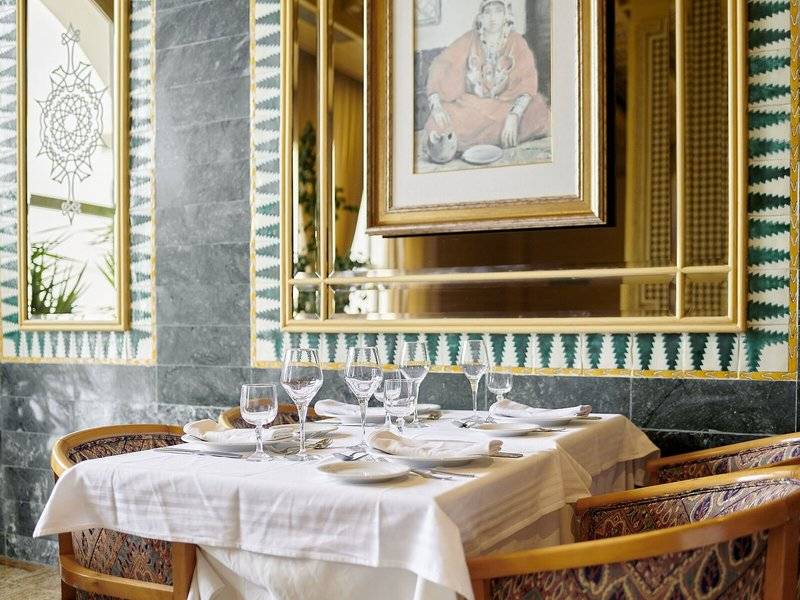 Ein gedeckter Tisch im Hotel Iberostar Selection Kantaoui Bay mit Gläsern und Tellern.