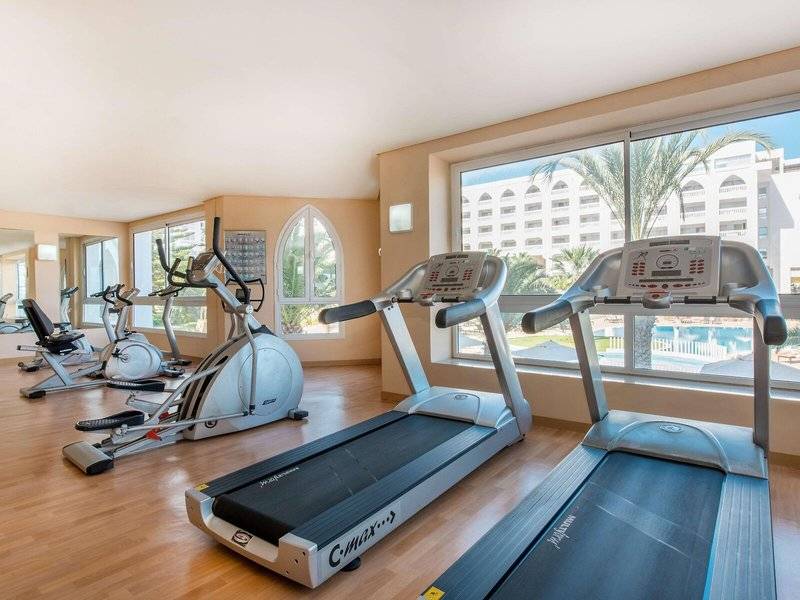 Fitnessraum im Iberostar Selection Kantaoui Bay Hotel mit Blick auf den Pool