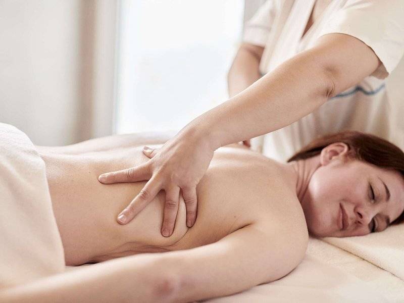 Frau genießt eine Massage im Hotel Iberostar Selection Kantaoui Bay