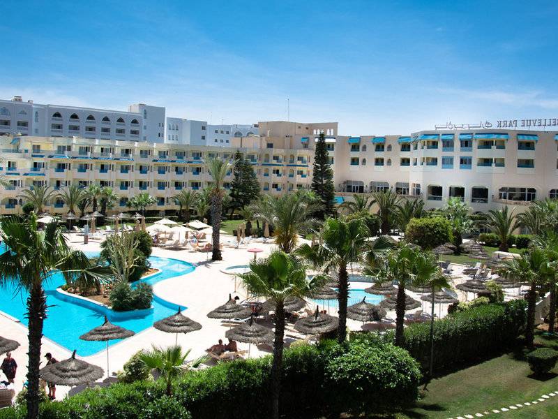 Außenansicht des Sentido Bellevue Park Hotels mit Swimmingpools und Palmen