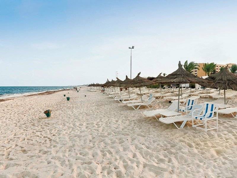 Sandiger Strand des Sentido Bellevue Park Hotels mit Liegen und Sonnenschirmen.