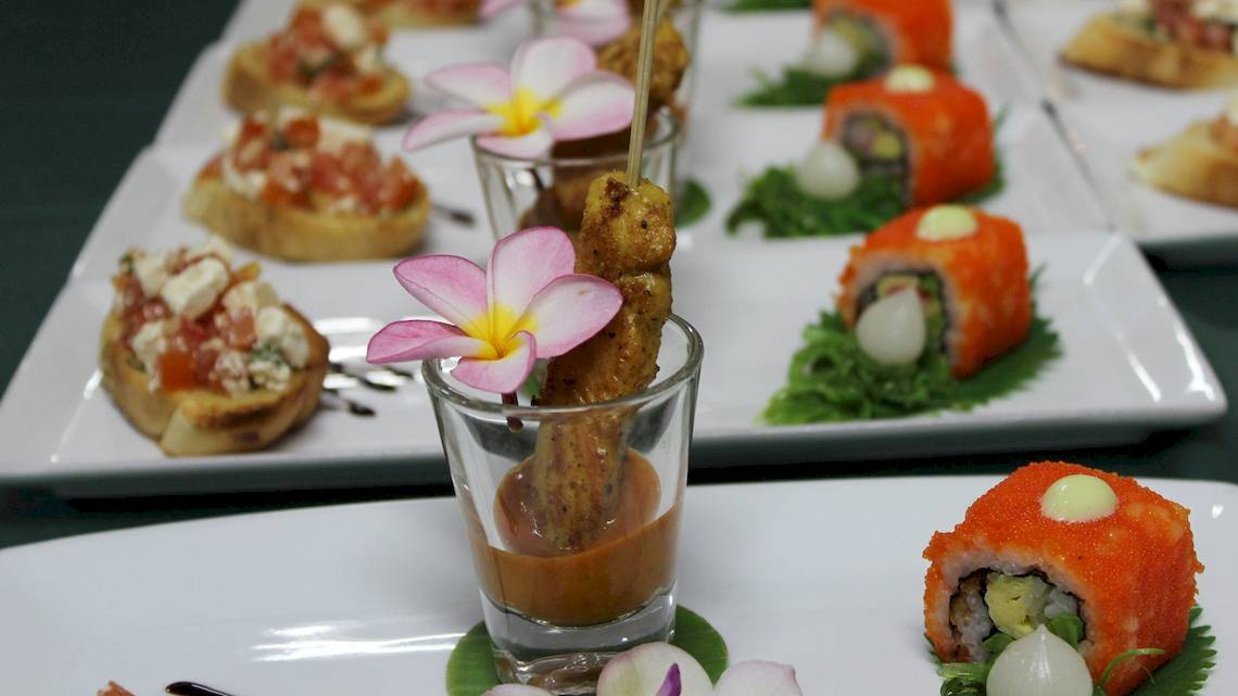 Vorspeisen-Buffet im Banana Fan Sea Resort mit verschiedenen Gerichten wie Sushi und gegrilltem Gemüse.
