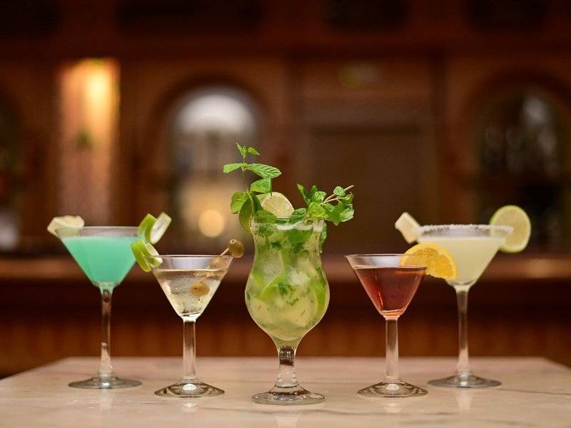 Fünf verschiedene Cocktails im Mahdia Palace Thalasso, jedes Glas hat eine andere Farbe und Dekoration.