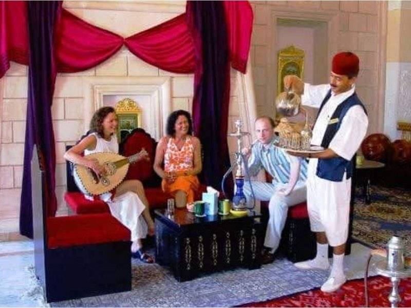 Im Mahdia Palace Thalasso Hotel loungen Gäste mit traditionellen afrikanischen Elementen.