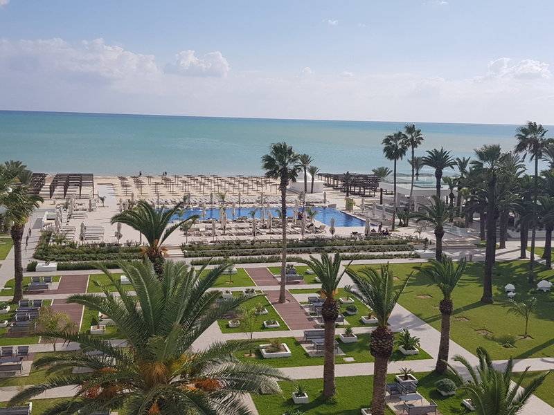 Luftaufnahme des Orangers Garden Villas & Bungalows Resorts mit Pool, Palmen und Strand