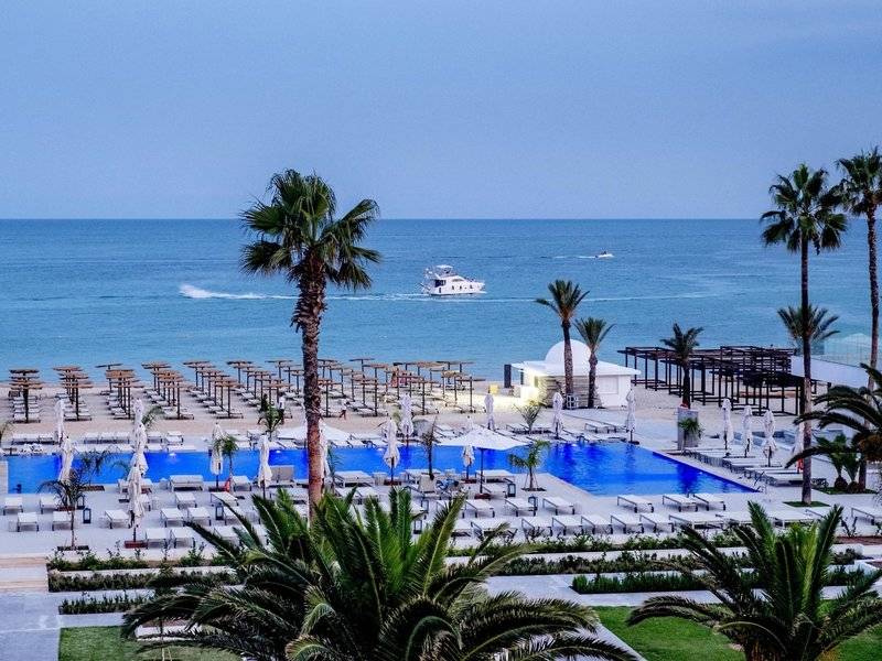 Blick auf das Orangers Garden Villas & Bungalows Hotel mit Pool und Strand