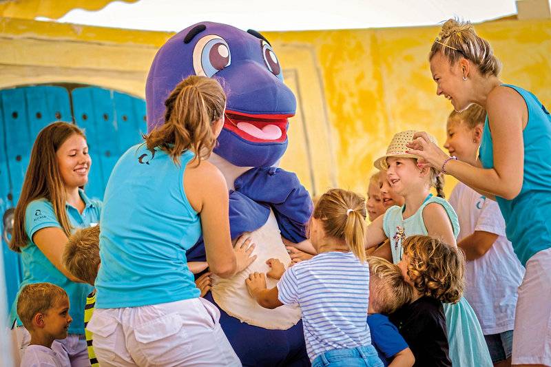Kinder treffen das Maskottchen im Aldiana Club Djerba Atlantide