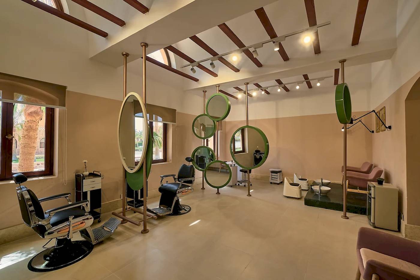 Friseursalon im Mövenpick Resort El Quseir mit Spiegeln und Stühlen