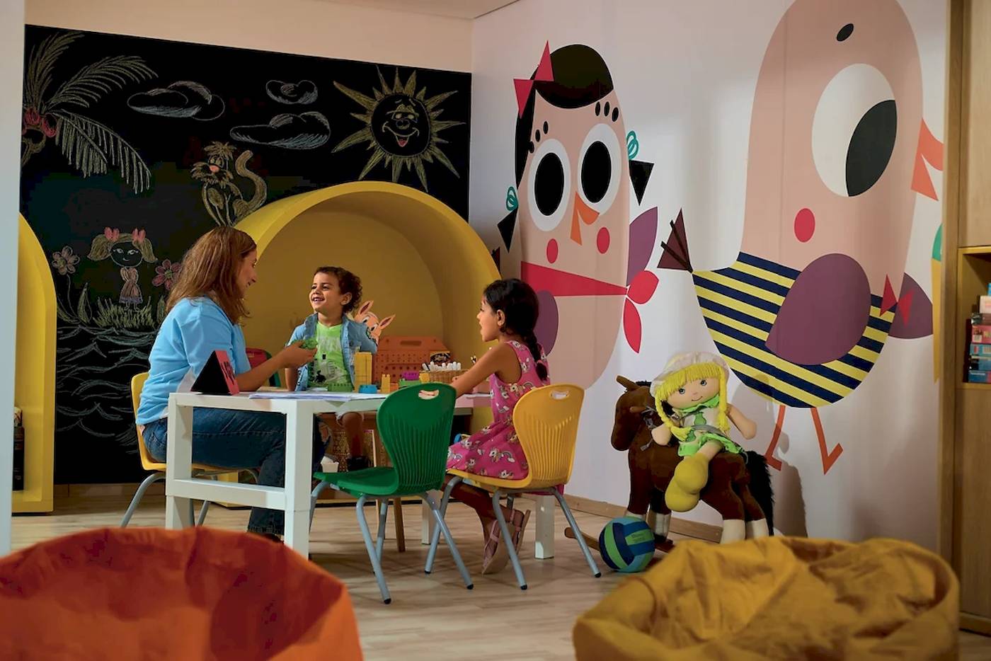 Familie mit zwei Kindern spielt im Kinderzimmer des Mövenpick Resorts El Quseir.