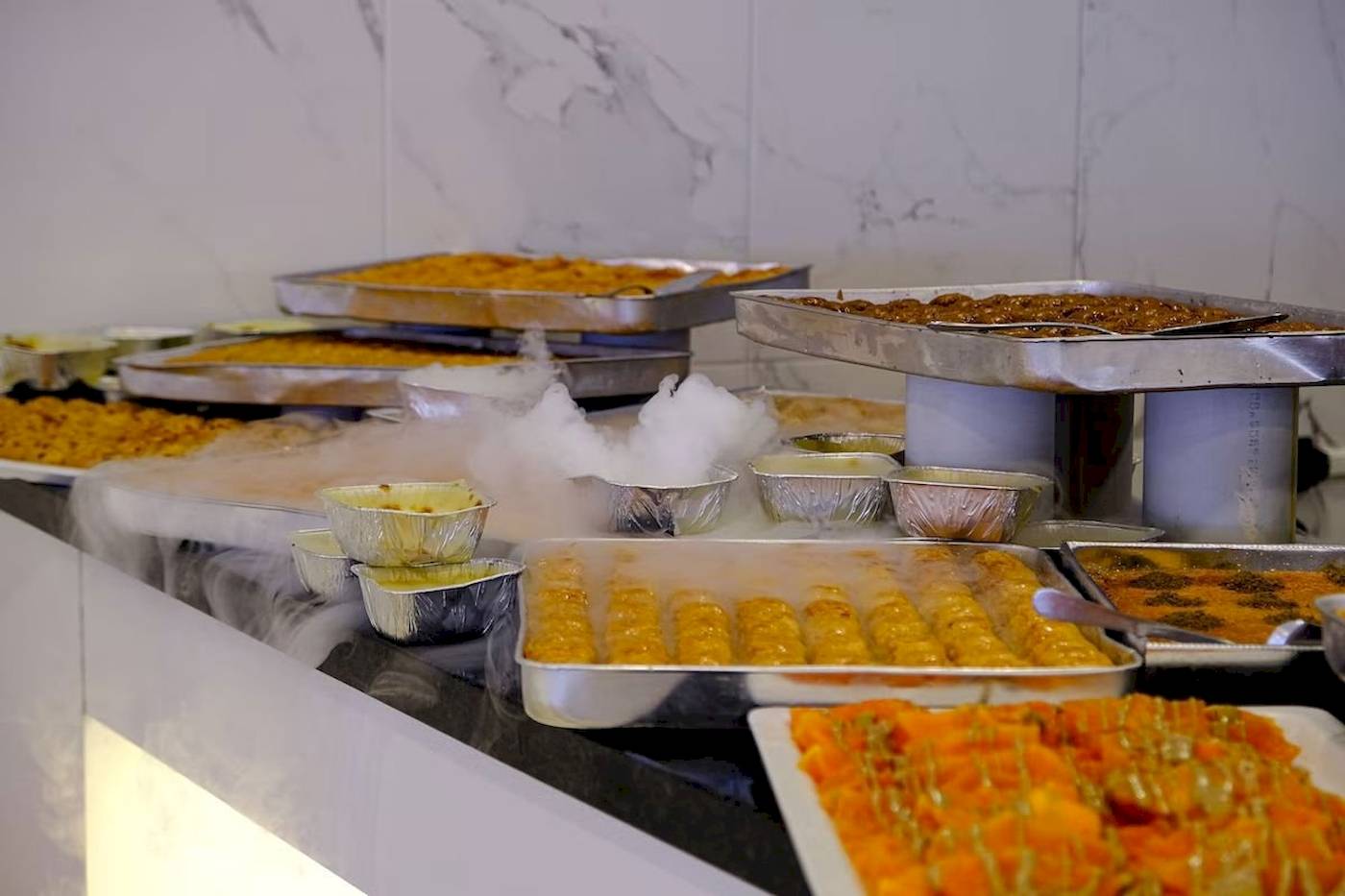 Buffet-Tisch im Club Wasa Holiday Village mit verschiedenen Gerichten und Speisen.