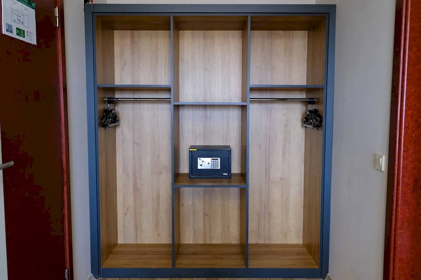 Ein Schrank im Club Wasa Holiday Village mit einem Safe auf dem mittleren Regal.
