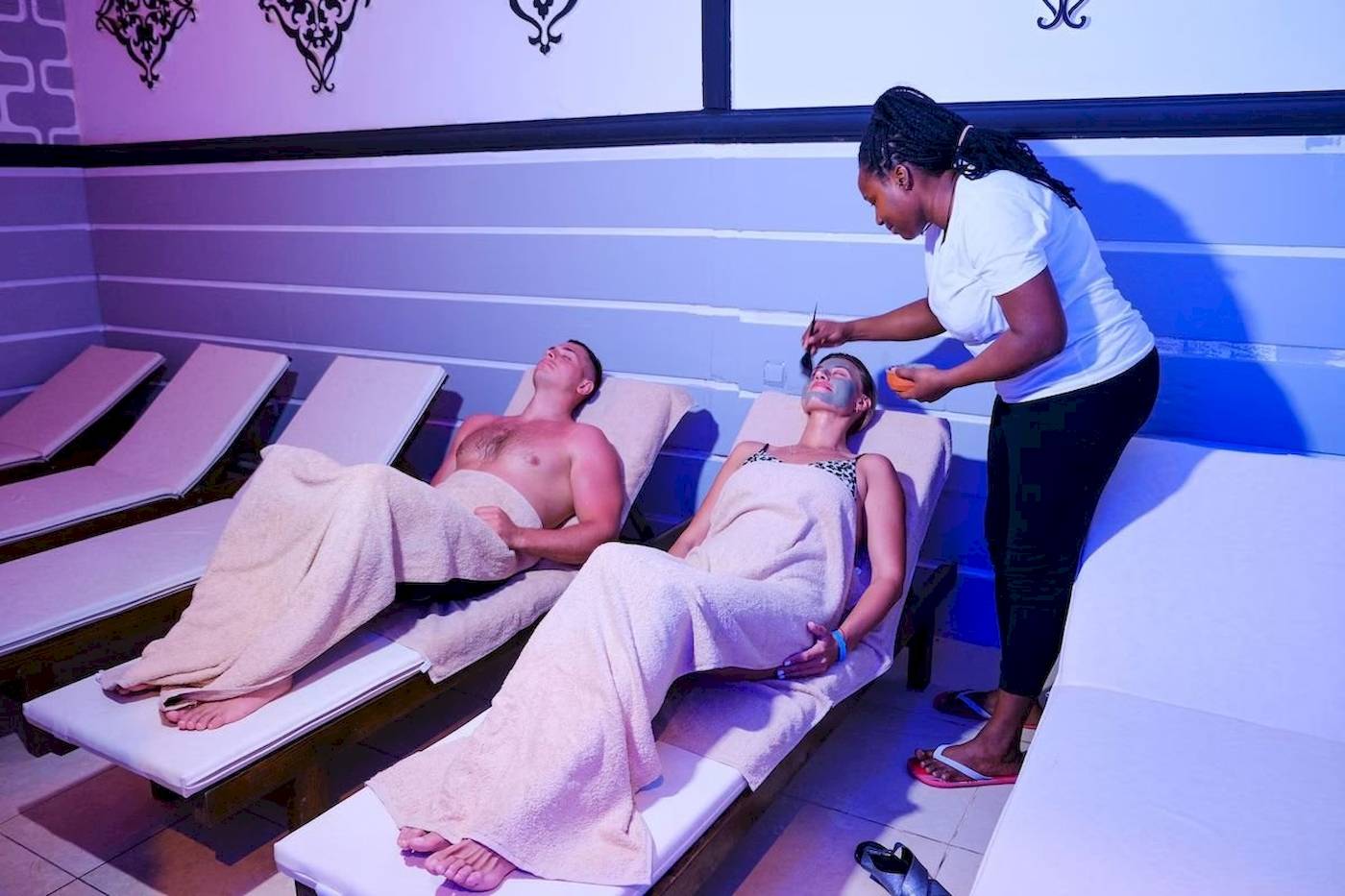 Spa-Massage im Club Wasa Holiday Village mit zwei Personen, eine Frau wird massiert.
