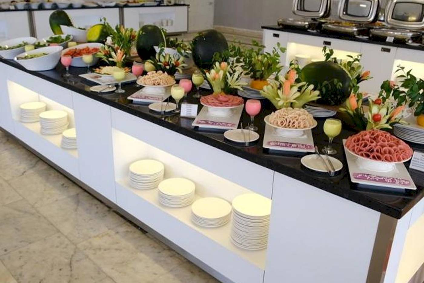 Buffet im Club Wasa Holiday Village mit verschiedenen Speisen und Dekorationen.