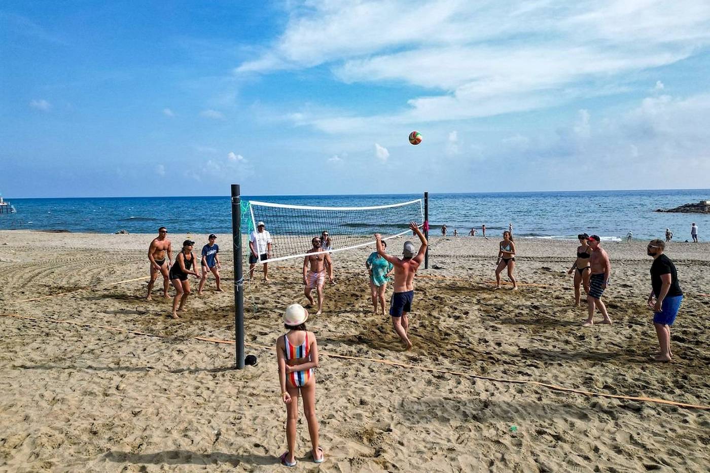 Gruppe spielt Volleyball auf dem Strand im Club Wasa Holiday Village