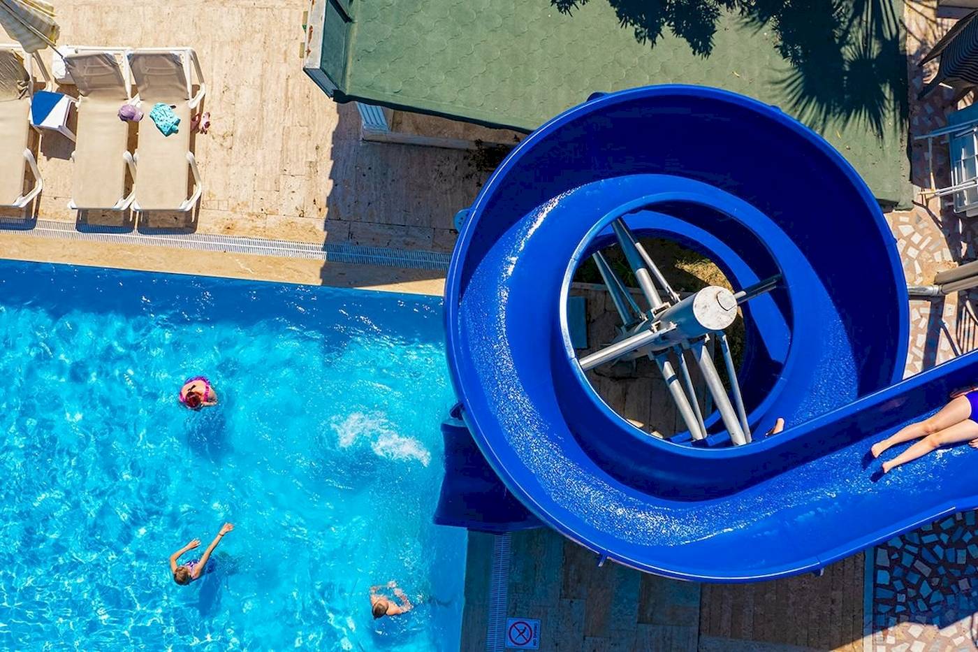 Club Wasa Holiday Village mit Pool, Rutsche und Liegestühlen von oben gesehen