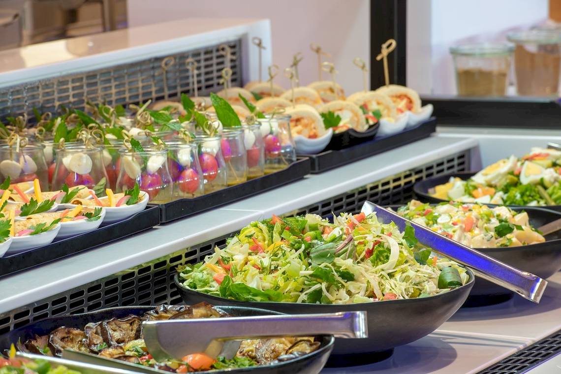 Buffet-Tisch im Arina Beach Resort mit verschiedenen Salaten und Vorspeisen.