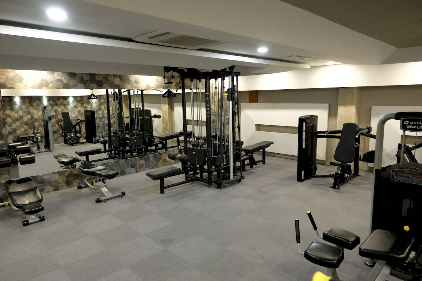 Fitnessbereich im Side Star Elegance Hotel mit verschiedenen Trainingsgeräten.