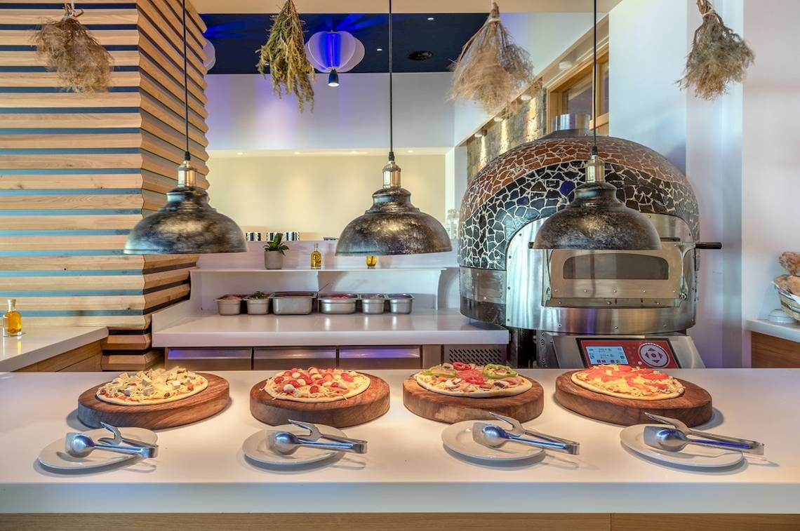 Buffet mit verschiedenen Pizzen im Arina Beach Resort.