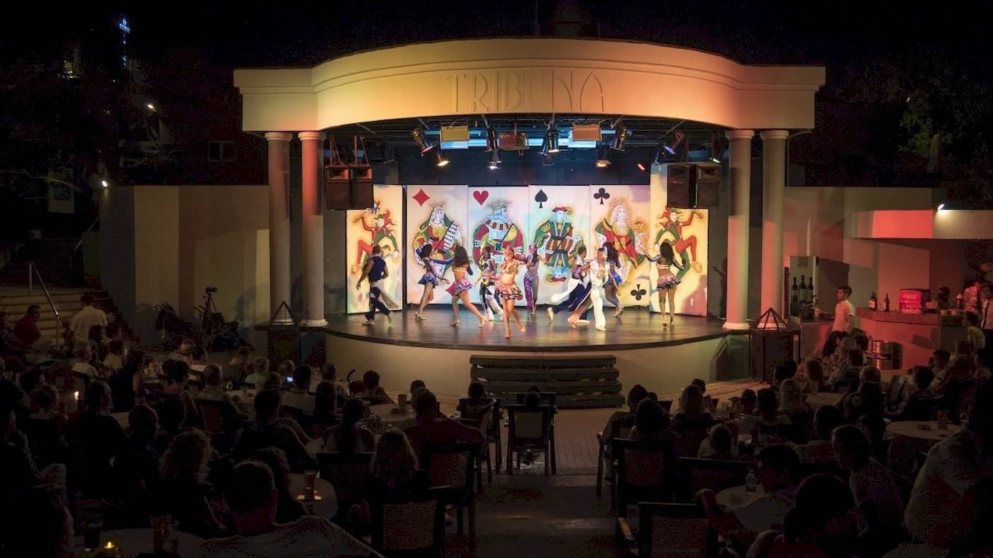 Tribuna Hotel Show auf der Bühne mit Tänzern und einem Publikum.