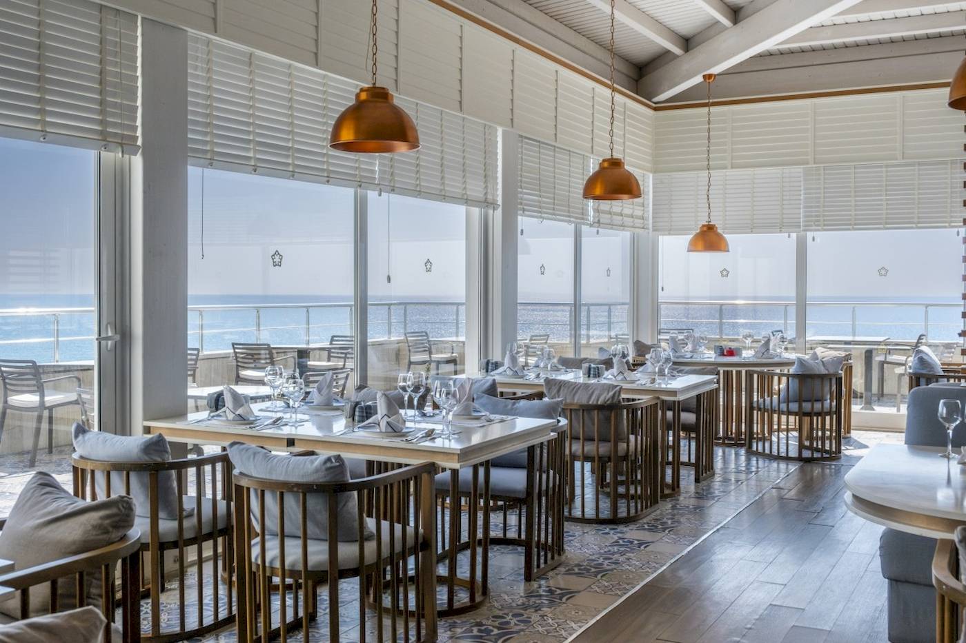 Innenansicht des Side Star Elegance Restaurants mit Blick auf das Meer.