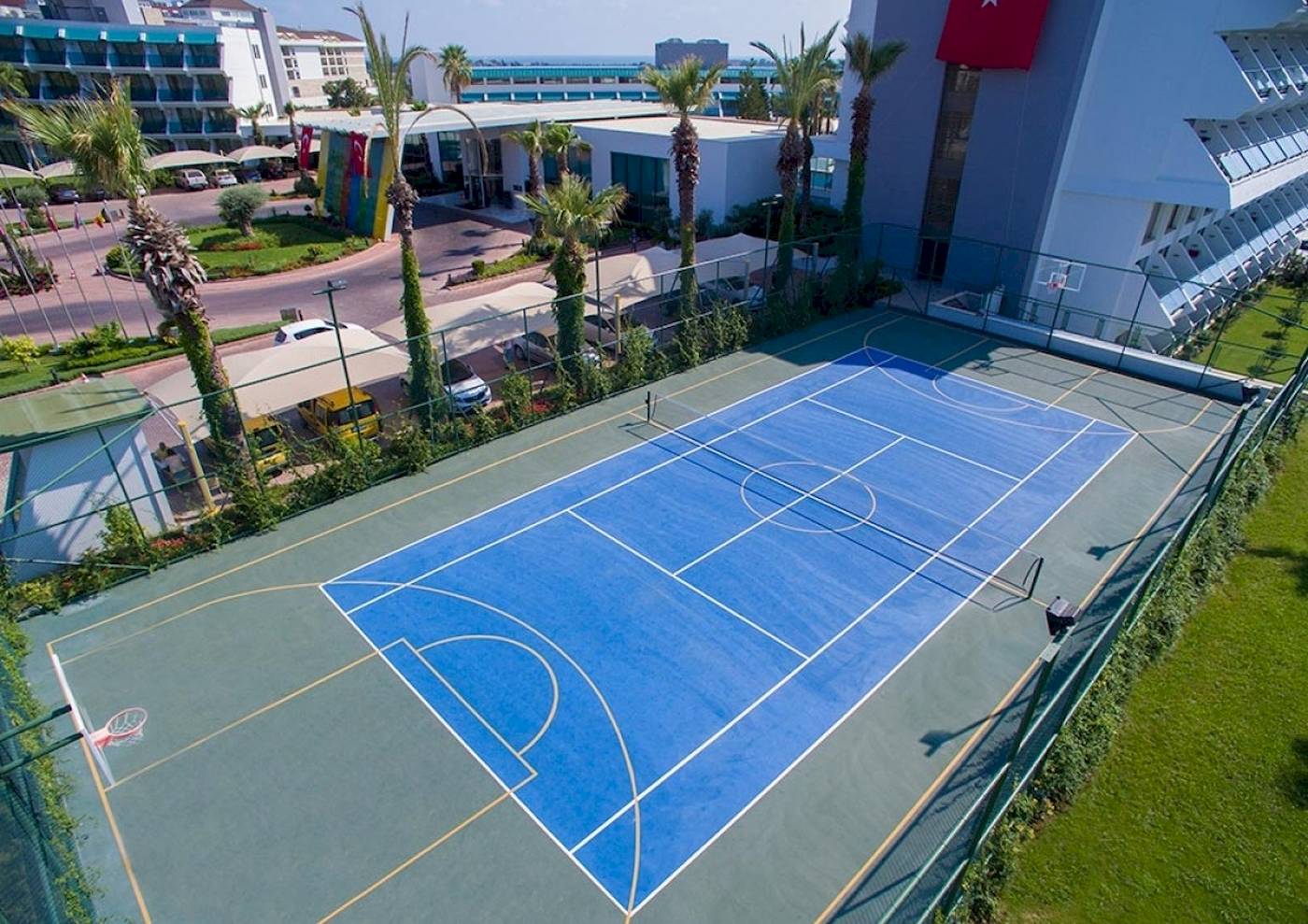 Luftaufnahme eines Basketball- und Tennisplatzes vor dem Side Star Elegance Hotel.
