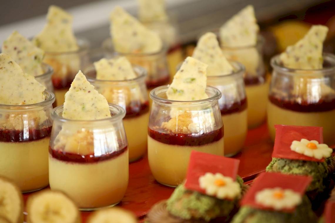 Nachtisch im Glas im Arina Beach Resort mit verschiedenen Toppings.