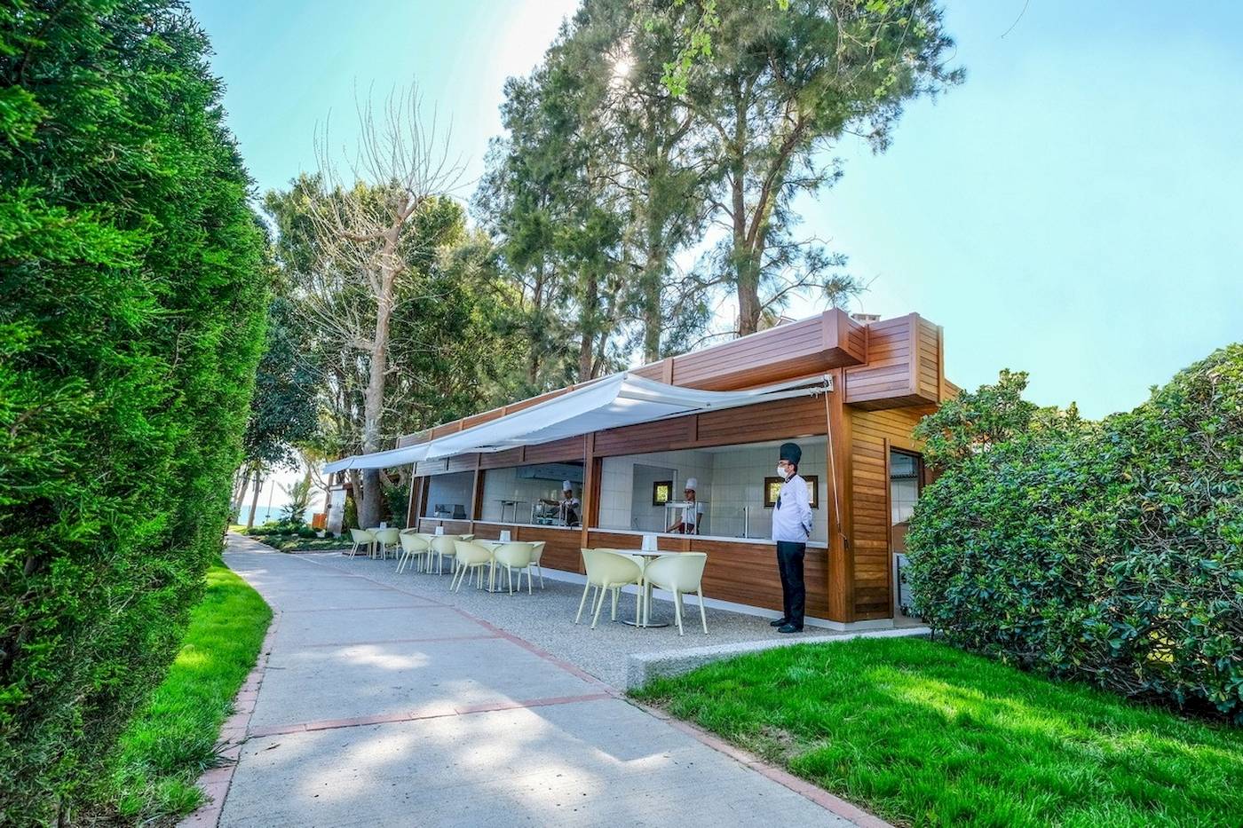 Außenbereich des Side Star Elegance Hotels mit Terrasse und Garten.