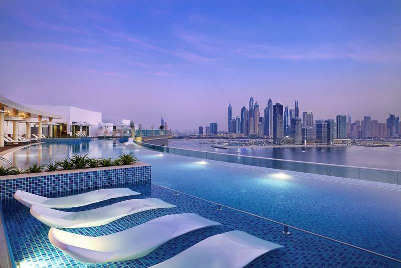 Infinity-Pool im NH Collection Dubai The Palm Hotel mit Blick auf die Skyline