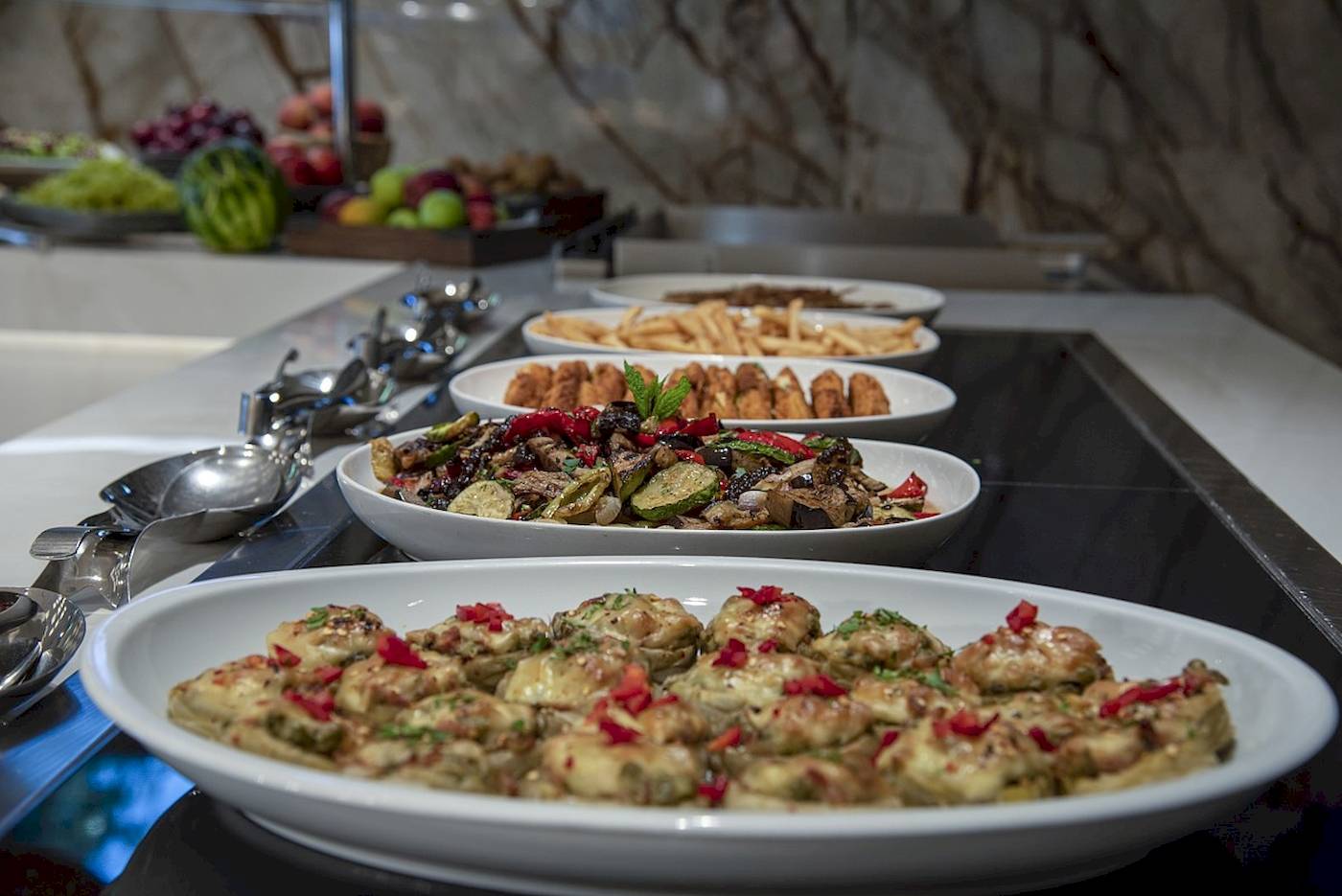 Buffet-Auswahl im Vantaris Luxury Beach Resort mit verschiedenen Gerichten.