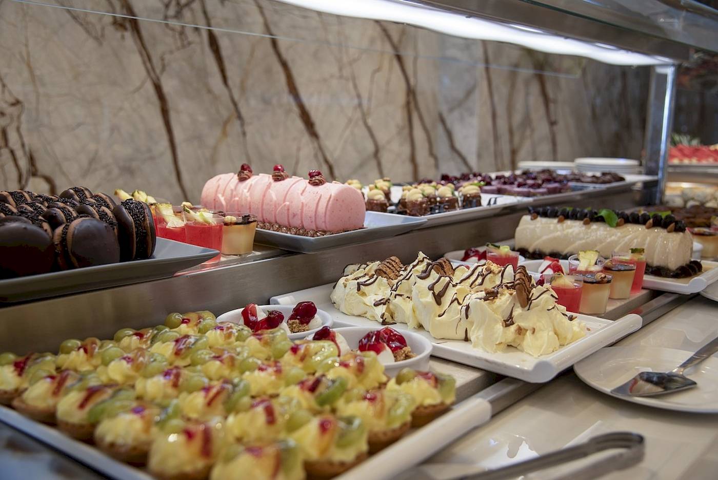 Buffet mit verschiedenen Desserts im Vantaris Luxury Beach Resort Hotel