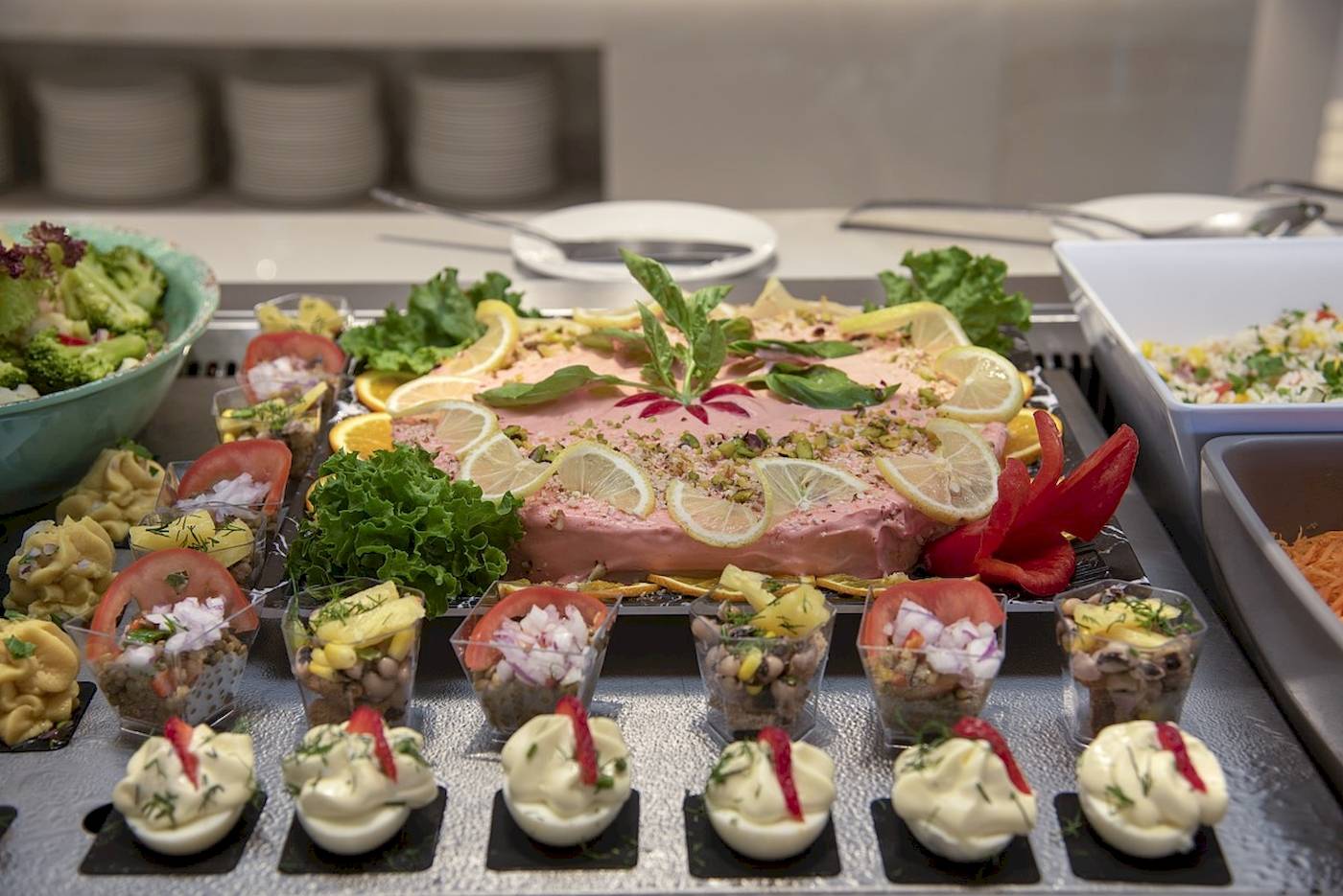 Buffet mit Vorspeisen im Vantaris Luxury Beach Resort Hotel, inklusive Salat, Fisch und kleinen Gerichten in Gläsern.