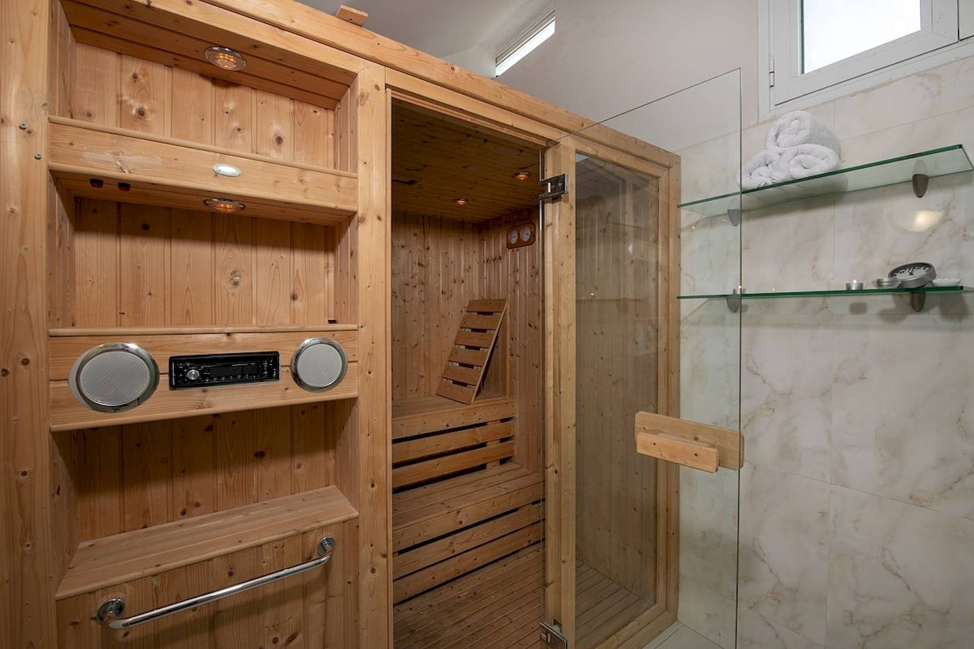 Sauna im Vantaris Luxury Beach Resort mit Holzwänden und Dusche
