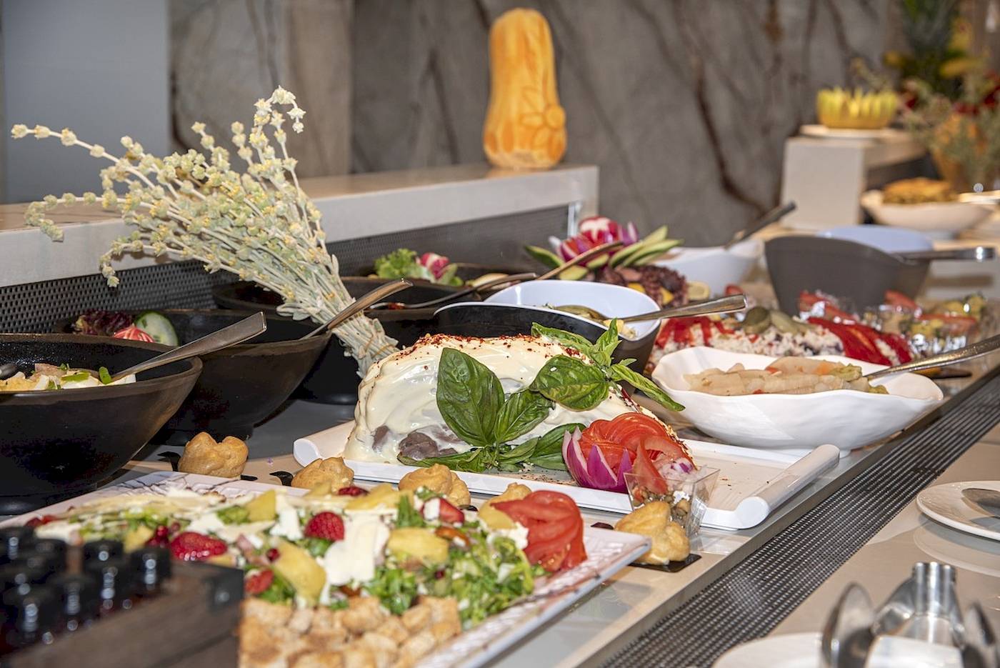 Buffet-Tisch im Vantaris Luxury Beach Resort mit verschiedenen Speisen und Salaten.