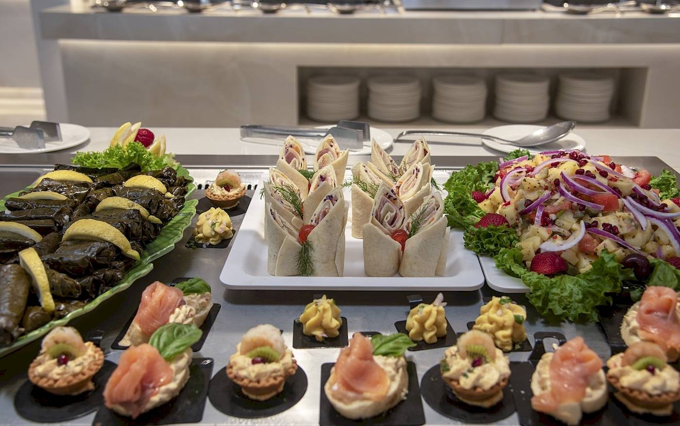 Buffet-Tisch im Vantaris Luxury Beach Resort mit verschiedenen Vorspeisen und Salaten.