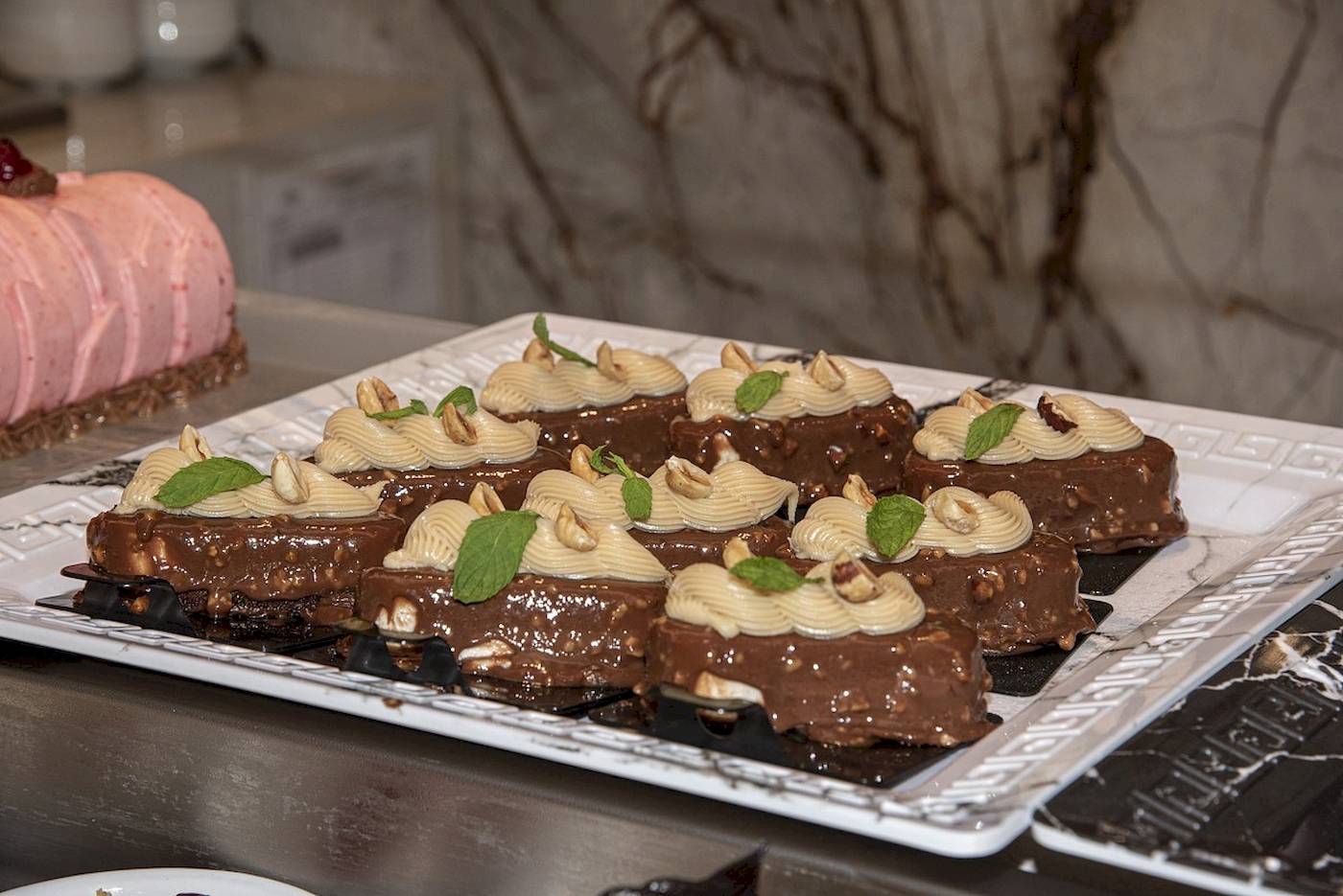 Mehrere Desserts auf einem Tisch im Vantaris Luxury Beach Resort.