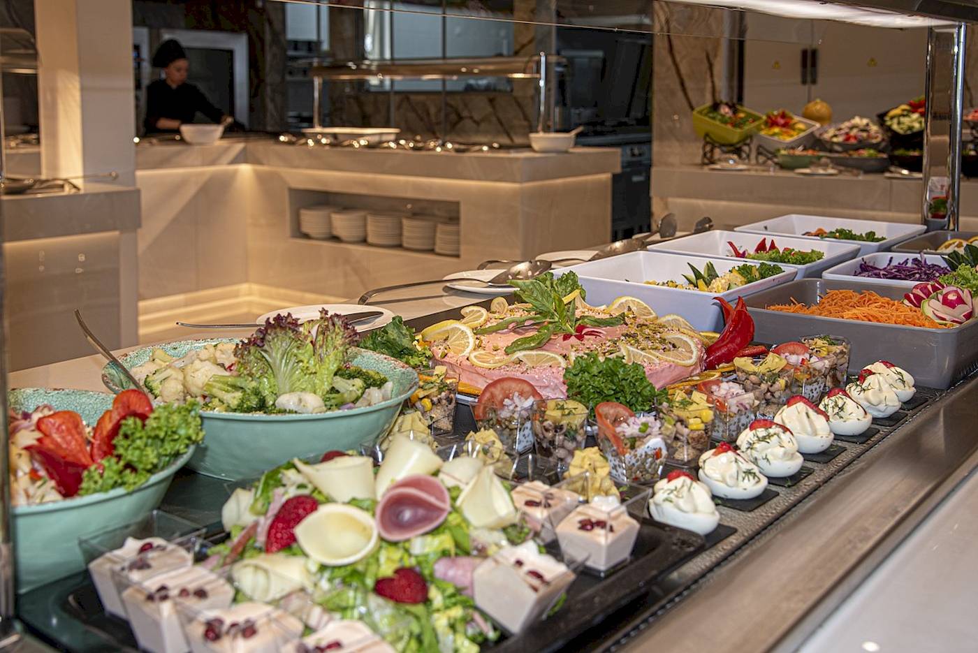 Buffet im Vantaris Luxury Beach Resort mit verschiedenen Salaten, Fleisch und Desserts.