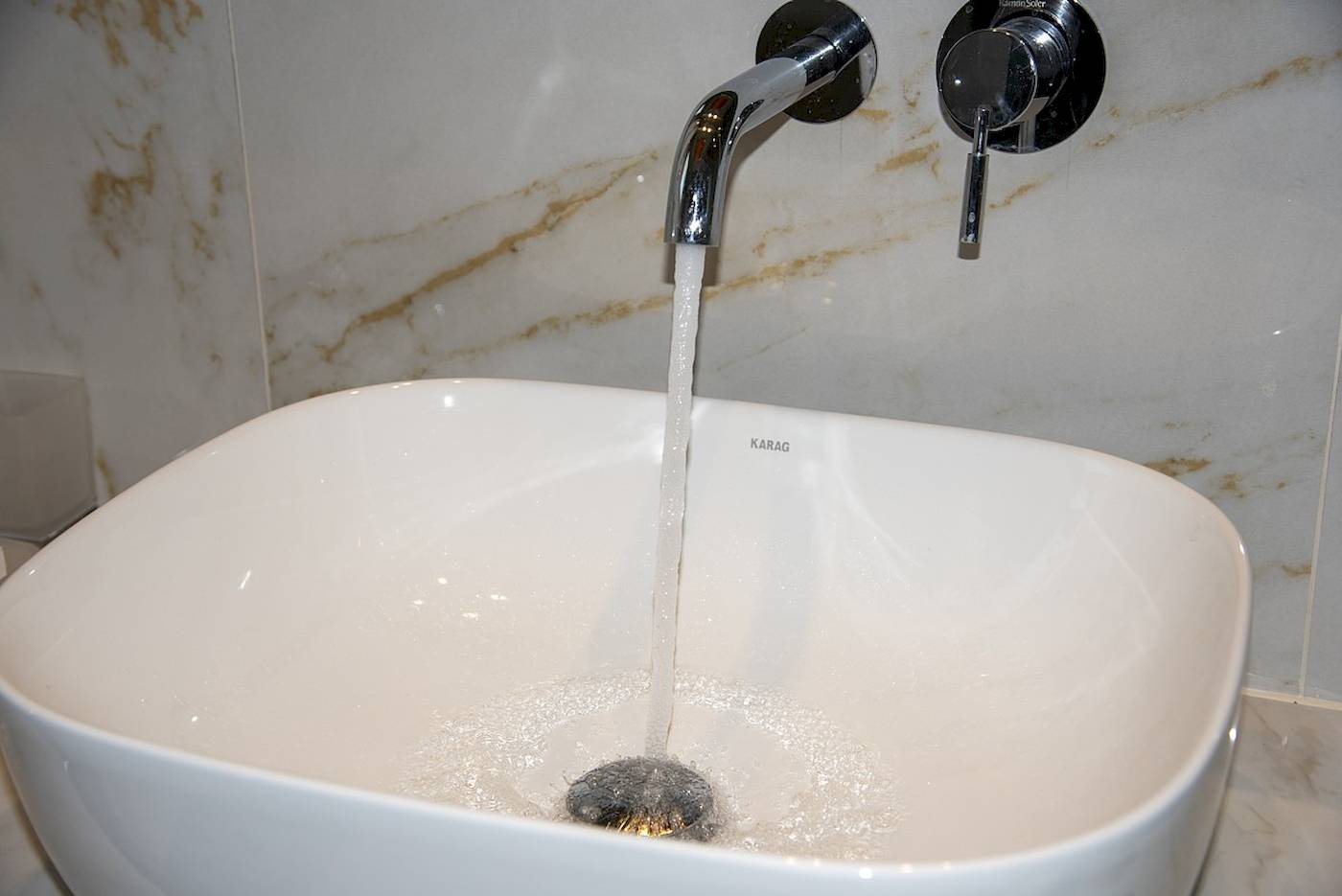 Badezimmer-Armatur im Vantaris Luxury Beach Resort mit Wasserfluss.