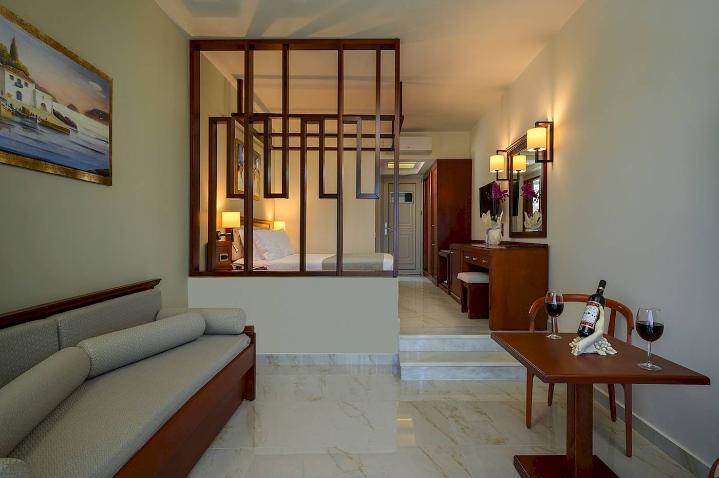 Innenansicht der Suite im Vantaris Palace Hotel mit Wohnzimmer und Schlafzimmerbereich
