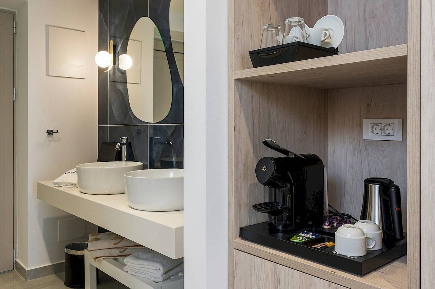 Badezimmer im Vantaris Palace Hotel mit Waschbecken, Kaffeemaschine und elektrischem Wasserkocher