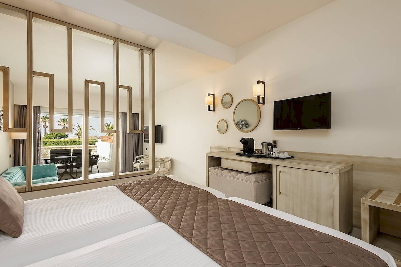 Doppelbettzimmer im Vantaris Palace Hotel mit Blick auf Terrasse und Garten.