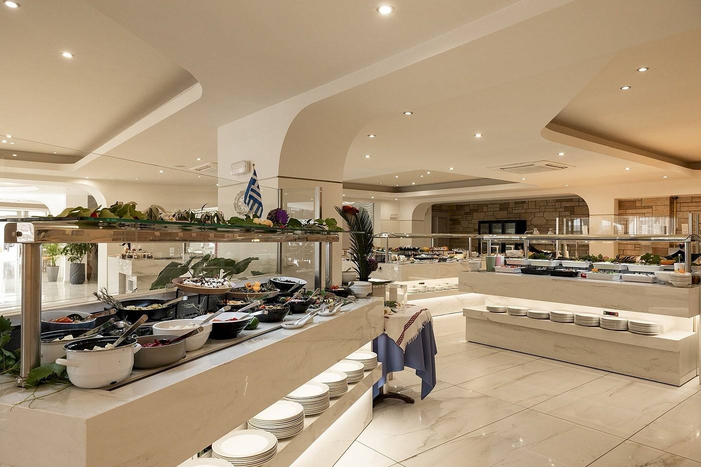 Buffetbereich im Vantaris Palace Hotel mit verschiedenen Speisen und Salaten.