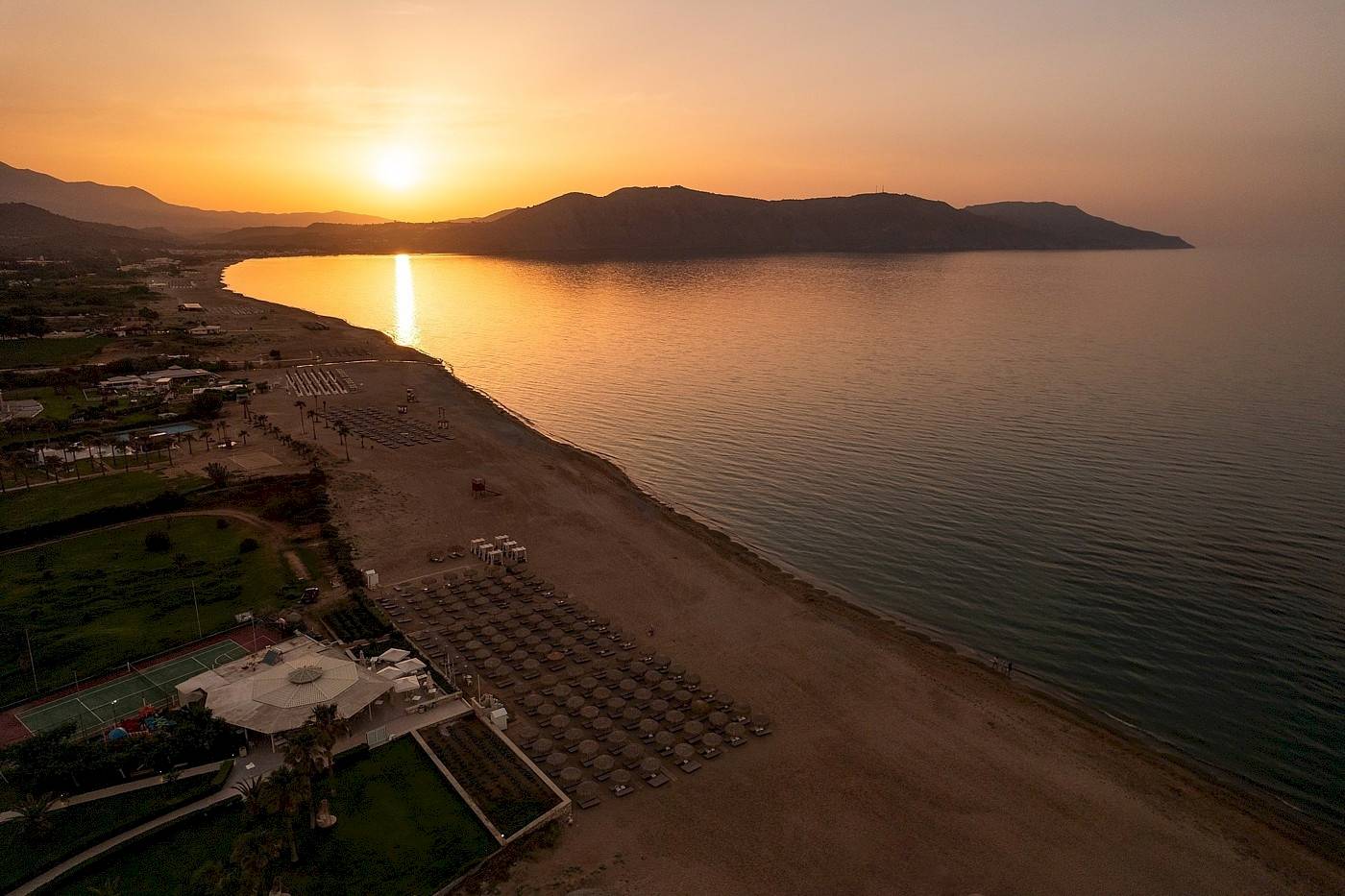 Sonnenuntergang am Strand des Vantaris Palace mit Blick auf das Meer und den Himmel.