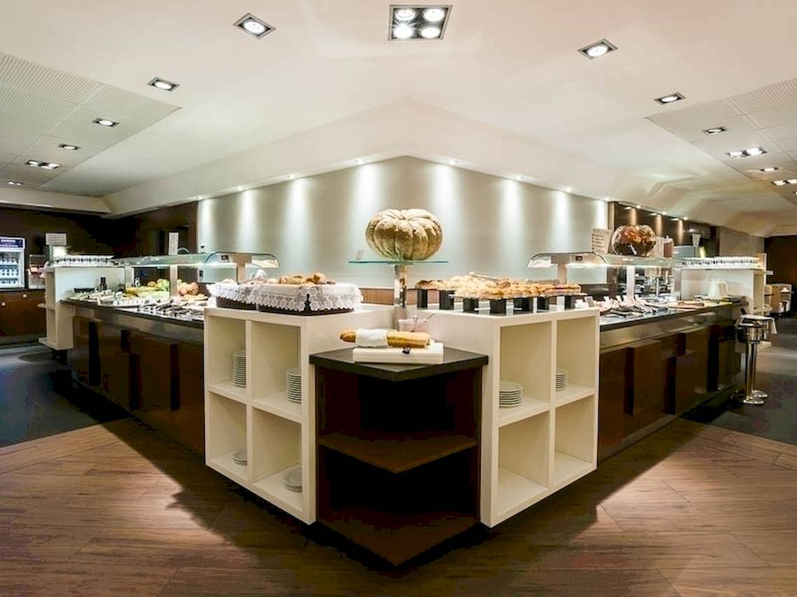 Frühstücksbuffet im Colonial Barcelona Hotel mit verschiedenen Gerichten und Dekoration