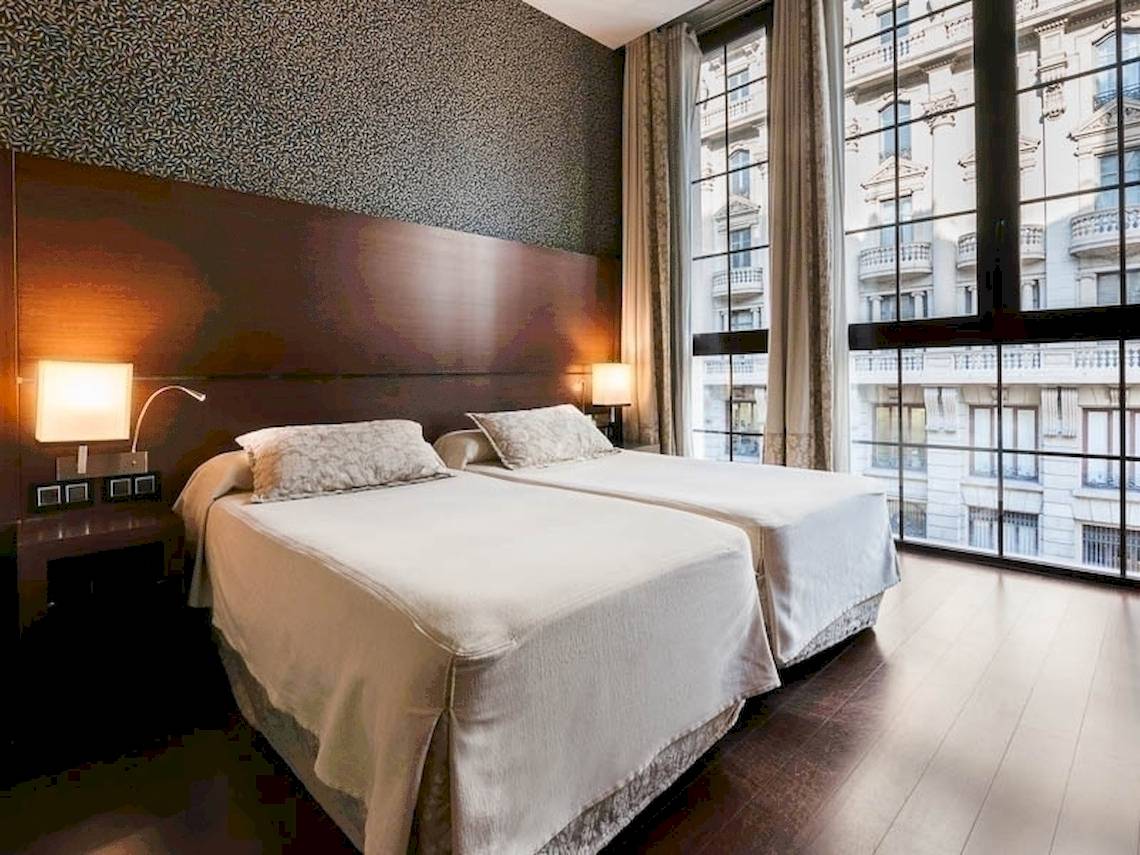 Doppelbett-Zimmer im Colonial Barcelona Hotel mit moderner Einrichtung.
