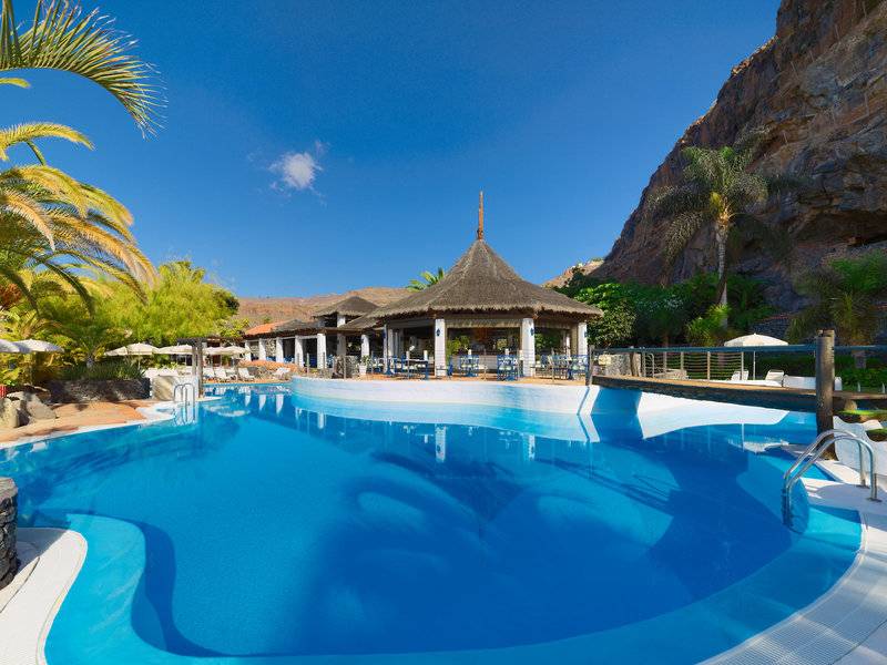 Außenpool des Jardin Tecina Hotels mit einem Blick auf die umliegende Landschaft.