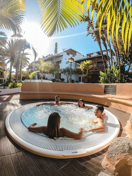 Gäste genießen den Whirlpool im Freien im Jardin Tecina Hotel