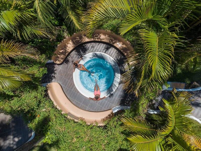 Luftaufnahme des Pools im Jardin Tecina Hotel, zwei Personen schwimmen
