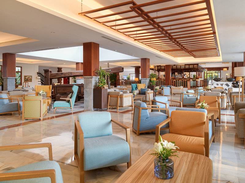 Lobby des Jardin Tecina Hotels mit vielen gepolsterten Stühlen und Tischen.