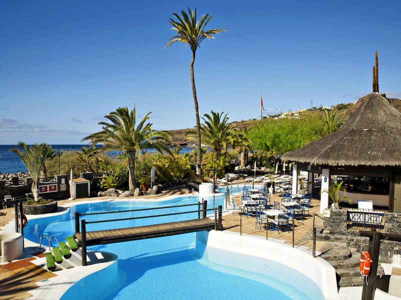 Außenbereich des Jardin Tecina Hotels mit Swimmingpool und Sonnenliegen