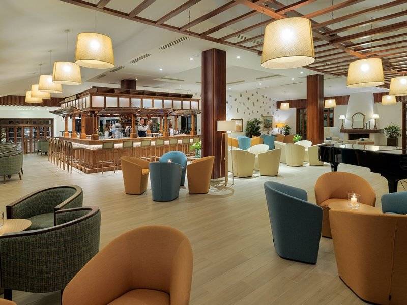 Innenbereich des Jardin Tecina Hotels mit Bar, Sitzbereichen und Klavier.